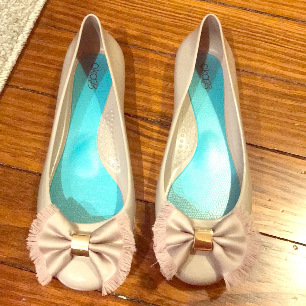 Nude flats with bow